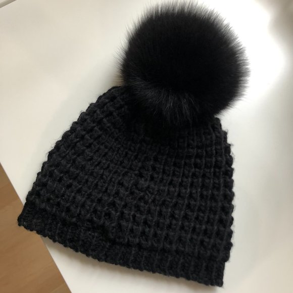 Chic Black Knit Hat with Pom-Pom - Picture 3 of 7